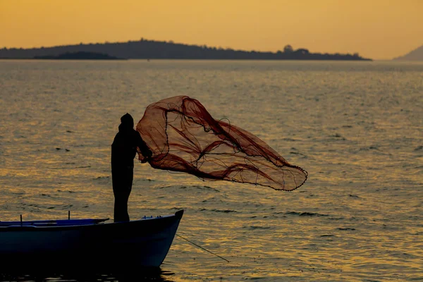 Van Gölü, balık yakalamaya çalışan balıkçılar, Van Gölü Türkiye 'nin en büyük göllerinden biri..