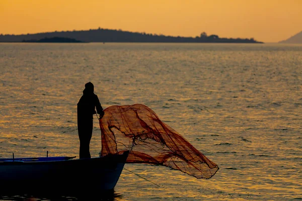 Van Gölü, balık yakalamaya çalışan balıkçılar, Van Gölü Türkiye 'nin en büyük göllerinden biri..