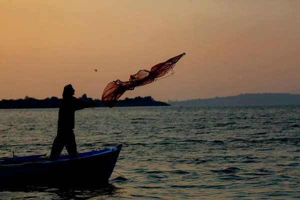 Van Gölü, balık yakalamaya çalışan balıkçılar, Van Gölü Türkiye 'nin en büyük göllerinden biri..