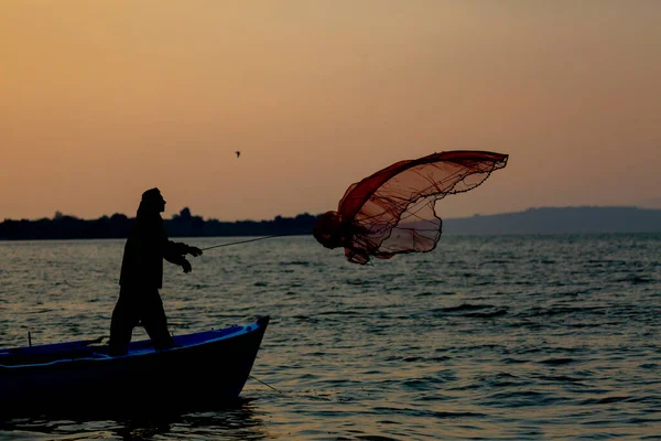 Van Gölü, balık yakalamaya çalışan balıkçılar, Van Gölü Türkiye 'nin en büyük göllerinden biri..