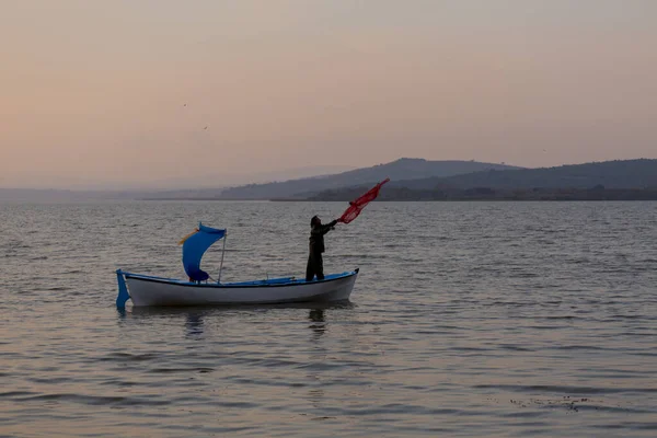 Van Gölü, balık yakalamaya çalışan balıkçılar, Van Gölü Türkiye 'nin en büyük göllerinden biri..