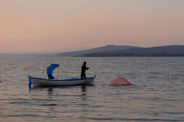 Van Gölü, balık yakalamaya çalışan balıkçılar, Van Gölü Türkiye 'nin en büyük göllerinden biri..
