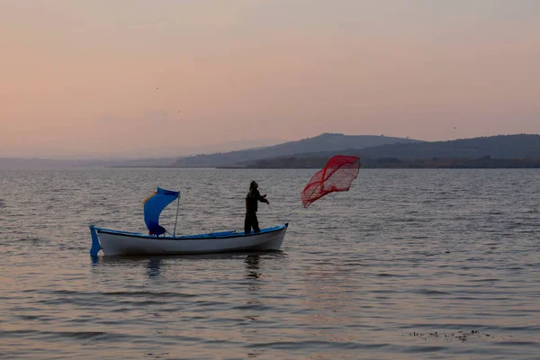 Van Gölü, balık yakalamaya çalışan balıkçılar, Van Gölü Türkiye 'nin en büyük göllerinden biri..