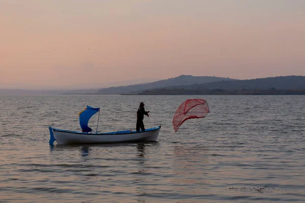 Van Gölü, balık yakalamaya çalışan balıkçılar, Van Gölü Türkiye 'nin en büyük göllerinden biri..