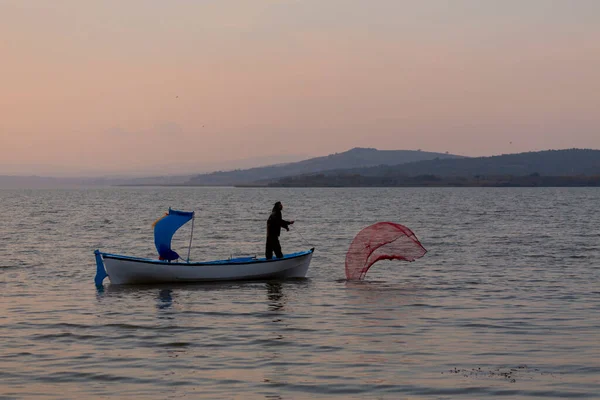 Van Gölü, balık yakalamaya çalışan balıkçılar, Van Gölü Türkiye 'nin en büyük göllerinden biri..