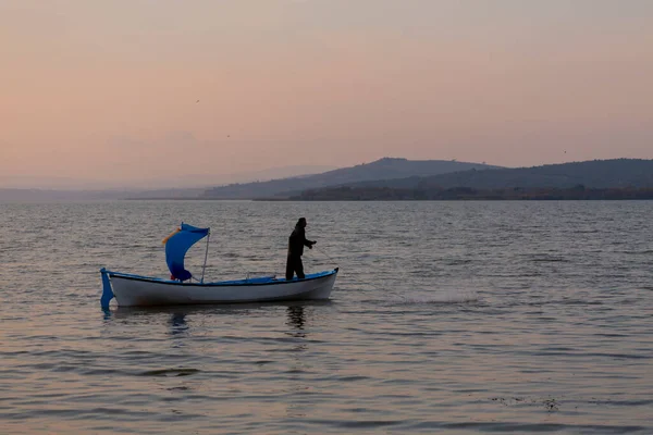 Van Gölü, balık yakalamaya çalışan balıkçılar, Van Gölü Türkiye 'nin en büyük göllerinden biri..