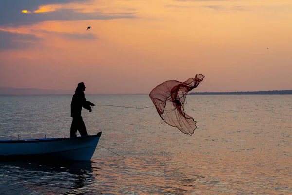Van Gölü, balık yakalamaya çalışan balıkçılar, Van Gölü Türkiye 'nin en büyük göllerinden biri..