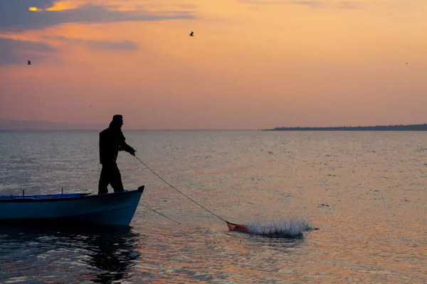 Van Gölü, balık yakalamaya çalışan balıkçılar, Van Gölü Türkiye 'nin en büyük göllerinden biri..