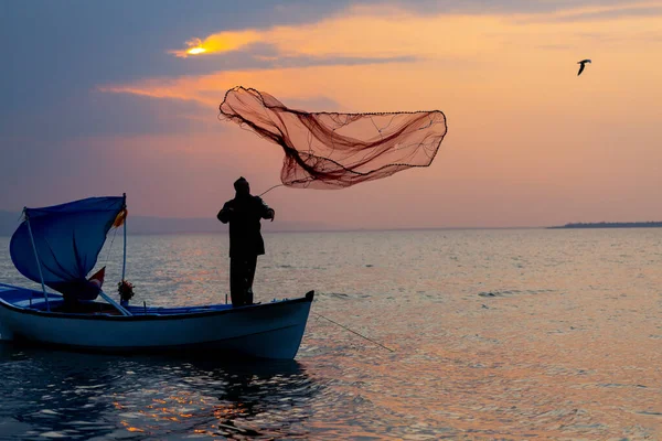 Van Gölü, balık yakalamaya çalışan balıkçılar, Van Gölü Türkiye 'nin en büyük göllerinden biri..