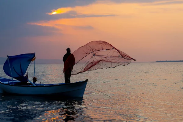 Van Gölü, balık yakalamaya çalışan balıkçılar, Van Gölü Türkiye 'nin en büyük göllerinden biri..