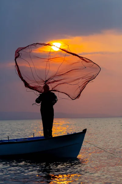 Van Gölü, balık yakalamaya çalışan balıkçılar, Van Gölü Türkiye 'nin en büyük göllerinden biri..