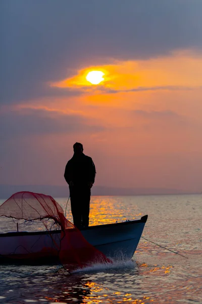 ヴァン湖 魚を捕まえようとする漁師 ヴァン湖はトルコ最大の湖の一つです — ストック写真