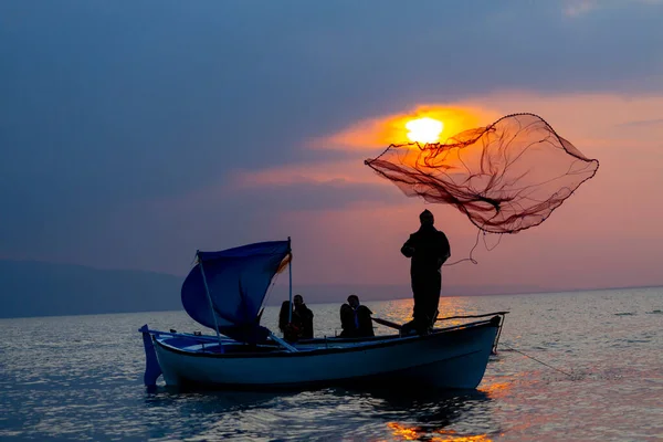 Van Gölü, balık yakalamaya çalışan balıkçılar, Van Gölü Türkiye 'nin en büyük göllerinden biri..