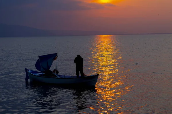 Van Gölü, balık yakalamaya çalışan balıkçılar, Van Gölü Türkiye 'nin en büyük göllerinden biri..