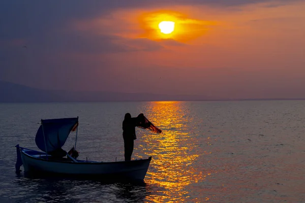 Van Gölü, balık yakalamaya çalışan balıkçılar, Van Gölü Türkiye 'nin en büyük göllerinden biri..