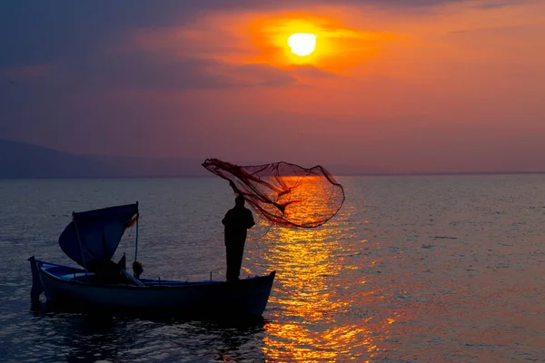 Van Gölü, balık yakalamaya çalışan balıkçılar, Van Gölü Türkiye 'nin en büyük göllerinden biri..