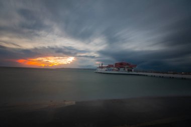 Bykcekmece Albatros plajı fırtınalı bir günde uzun pozlama tekniğiyle fotoğraflandı.