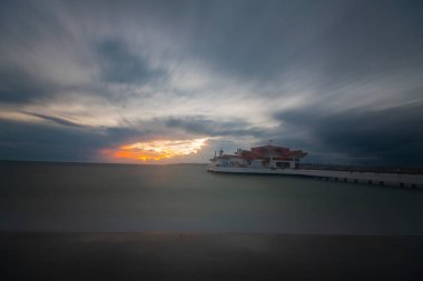 Bykcekmece Albatros plajı fırtınalı bir günde uzun pozlama tekniğiyle fotoğraflandı.