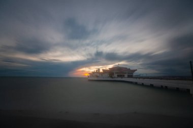 Bykcekmece Albatros plajı fırtınalı bir günde uzun pozlama tekniğiyle fotoğraflandı.