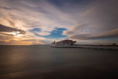 Bykcekmece Albatros plajı fırtınalı bir günde uzun pozlama tekniğiyle fotoğraflandı.