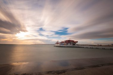 Bykcekmece Albatros plajı fırtınalı bir günde uzun pozlama tekniğiyle fotoğraflandı.