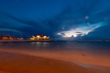 Bykcekmece Albatros plajı fırtınalı bir günde uzun pozlama tekniğiyle fotoğraflandı.