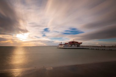 Bykcekmece Albatros plajı fırtınalı bir günde uzun pozlama tekniğiyle fotoğraflandı.