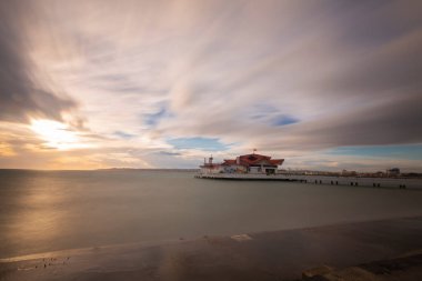 Bykcekmece Albatros plajı fırtınalı bir günde uzun pozlama tekniğiyle fotoğraflandı.
