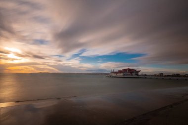Bykcekmece Albatros plajı fırtınalı bir günde uzun pozlama tekniğiyle fotoğraflandı.