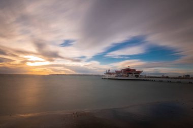 Bykcekmece Albatros plajı fırtınalı bir günde uzun pozlama tekniğiyle fotoğraflandı.