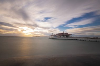 Bykcekmece Albatros plajı fırtınalı bir günde uzun pozlama tekniğiyle fotoğraflandı.