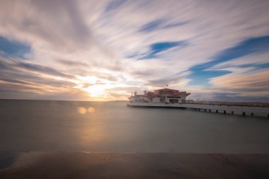 Bykcekmece Albatros plajı fırtınalı bir günde uzun pozlama tekniğiyle fotoğraflandı.