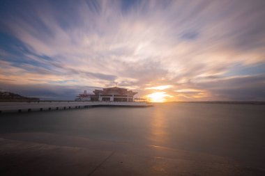 Bykcekmece Albatros plajı fırtınalı bir günde uzun pozlama tekniğiyle fotoğraflandı.