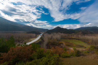 Türkiye 'nin Kastamonu kentindeki Kure Dağları' nın yamaçlarındaki manzara güzel sonbahar doğası