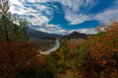Türkiye 'nin Kastamonu kentindeki Kure Dağları' nın yamaçlarındaki manzara güzel sonbahar doğası