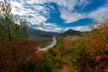 Türkiye 'nin Kastamonu kentindeki Kure Dağları' nın yamaçlarındaki manzara güzel sonbahar doğası