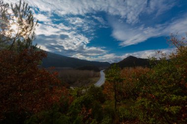 Türkiye 'nin Kastamonu kentindeki Kure Dağları' nın yamaçlarındaki manzara güzel sonbahar doğası