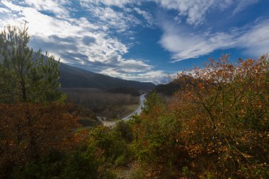 Türkiye 'nin Kastamonu kentindeki Kure Dağları' nın yamaçlarındaki manzara güzel sonbahar doğası