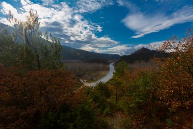 Türkiye 'nin Kastamonu kentindeki Kure Dağları' nın yamaçlarındaki manzara güzel sonbahar doğası