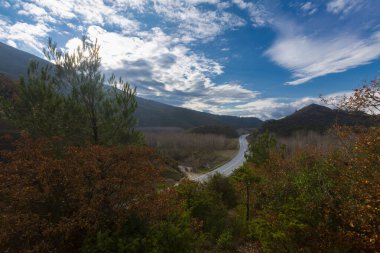 Türkiye 'nin Kastamonu kentindeki Kure Dağları' nın yamaçlarındaki manzara güzel sonbahar doğası