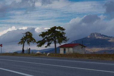 Türkiye 'nin Kastamonu kentindeki Kure Dağları' nın yamaçlarındaki manzara güzel sonbahar doğası