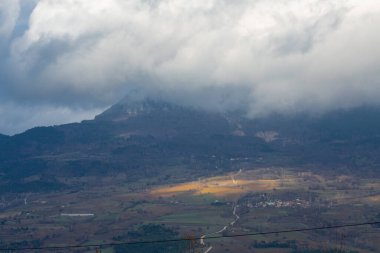 Türkiye 'nin Kastamonu kentindeki Kure Dağları' nın yamaçlarındaki manzara güzel sonbahar doğası