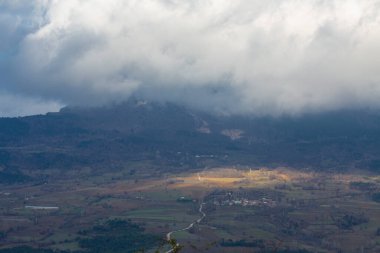Türkiye 'nin Kastamonu kentindeki Kure Dağları' nın yamaçlarındaki manzara güzel sonbahar doğası