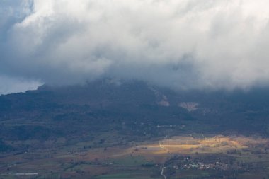Türkiye 'nin Kastamonu kentindeki Kure Dağları' nın yamaçlarındaki manzara güzel sonbahar doğası