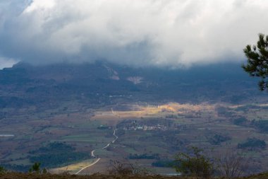 Türkiye 'nin Kastamonu kentindeki Kure Dağları' nın yamaçlarındaki manzara güzel sonbahar doğası