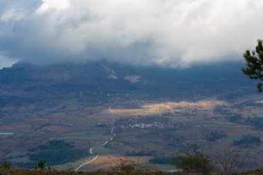 Türkiye 'nin Kastamonu kentindeki Kure Dağları' nın yamaçlarındaki manzara güzel sonbahar doğası