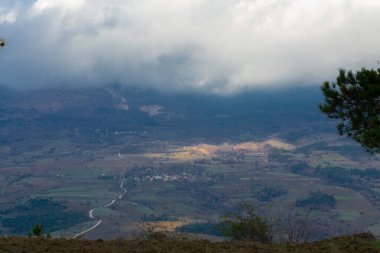 Türkiye 'nin Kastamonu kentindeki Kure Dağları' nın yamaçlarındaki manzara güzel sonbahar doğası