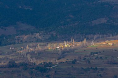 Türkiye 'nin Kastamonu kentindeki Kure Dağları' nın yamaçlarındaki manzara güzel sonbahar doğası