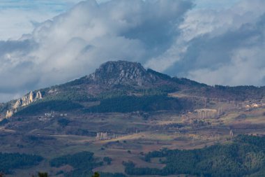 Türkiye 'nin Kastamonu kentindeki Kure Dağları' nın yamaçlarındaki manzara güzel sonbahar doğası