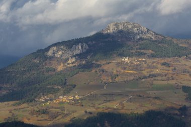 Türkiye 'nin Kastamonu kentindeki Kure Dağları' nın yamaçlarındaki manzara güzel sonbahar doğası